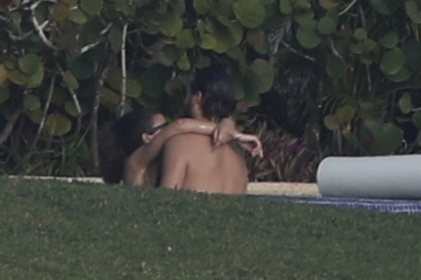 Fena yakalandılar! Kimselere aldırmadan öpüştüler - Resim: 1