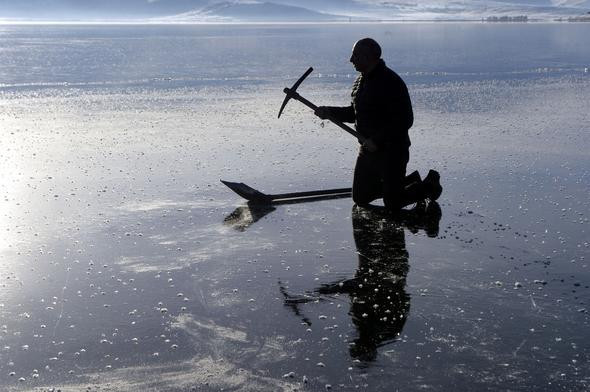 Tamamen dondu! Balıkçılar sandallarını kıyıya çekti - Resim: 4