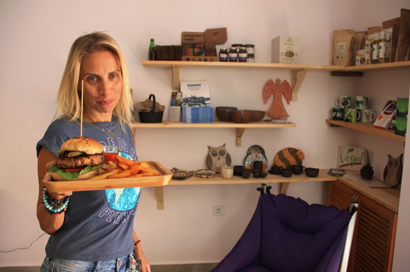 Görenler şaşıp kaldı! Ünlü şarkıcı garsonluk yapıyor - Resim: 1