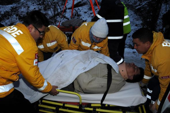 Yolcu otobüsü böyle uçuruma yuvarlandı - Resim: 1