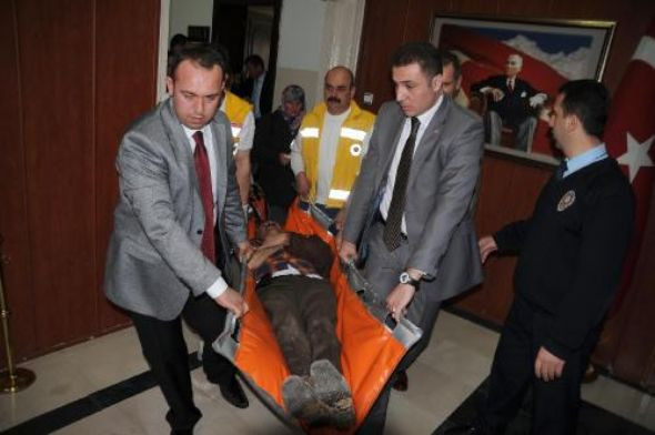 Valiye sürüne sürüne gitti! - Resim: 1