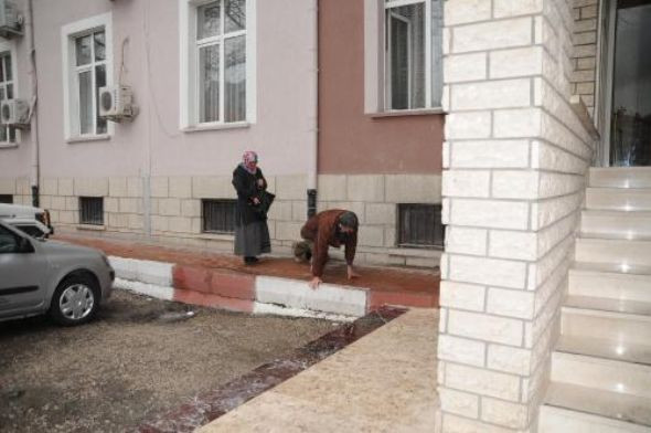 Valiye sürüne sürüne gitti! - Resim: 4