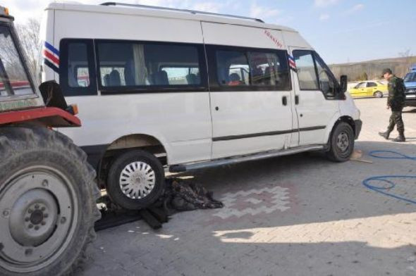 Gözler önünde tekerleğin altında kaldı! - Resim: 4