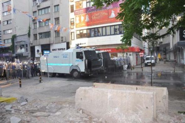 AK Parti binasına böyle saldırdılar - Resim: 4