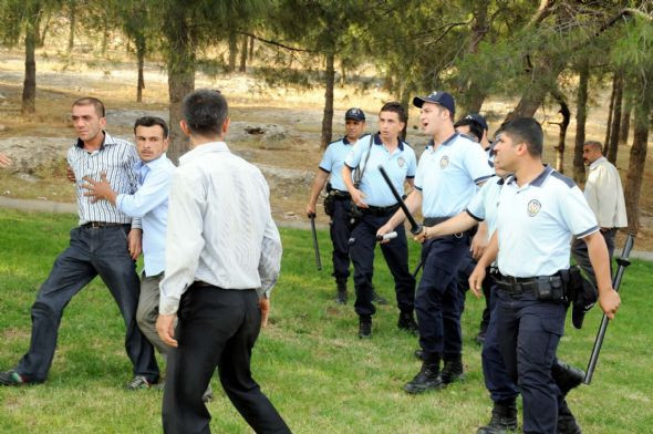 Kimlik kontrolü arbedeye dönüştü - Resim: 2