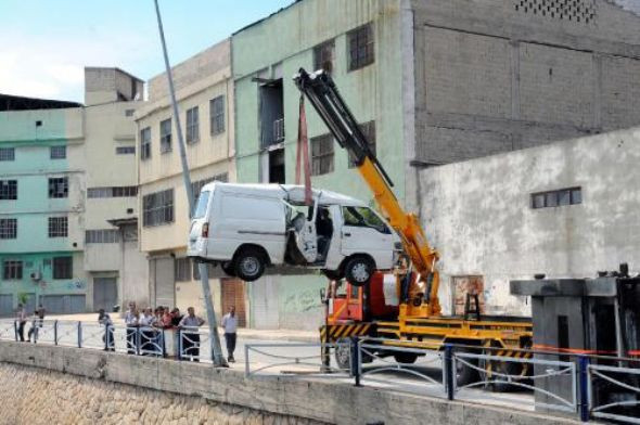 Virajı alamadı dereye uçtu - Resim: 1