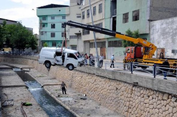 Virajı alamadı dereye uçtu - Resim: 2