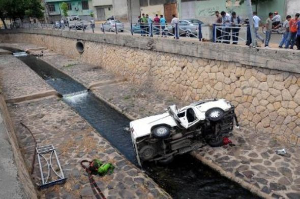 Virajı alamadı dereye uçtu - Resim: 3