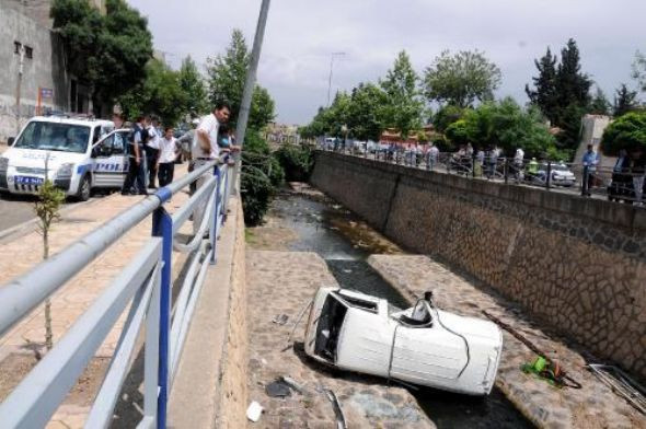 Virajı alamadı dereye uçtu - Resim: 4