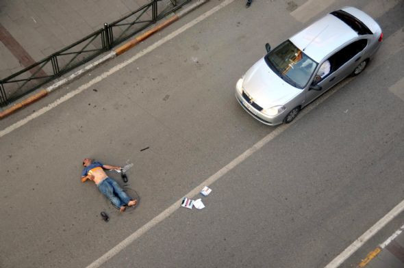 Sokak ortasında döve döve bayılttılar - Resim: 3