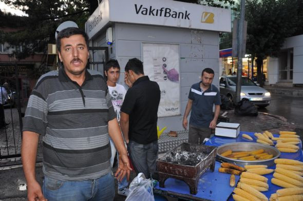 Mısır alırken kıyafetleri alev aldı - Resim: 1