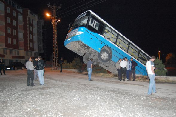 Otobüs duvarda asılı kaldı! - Resim: 3