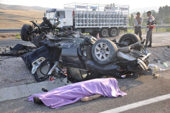 Aşırı hız bir aileyi paramparça etti - Resim: 1