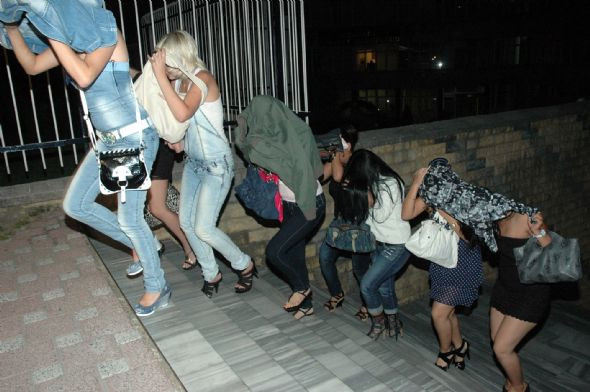 Polisten büyük fuhuş baskını! - Resim: 1