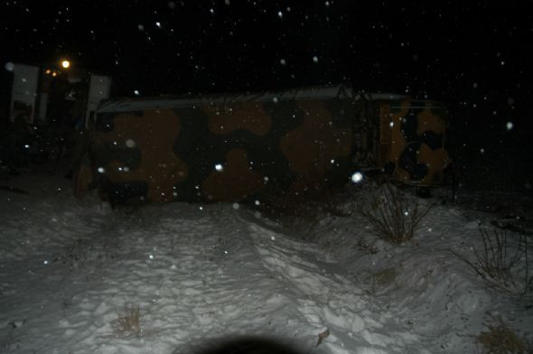 Askeri araç şarampole yuvarlandı  - Resim: 1