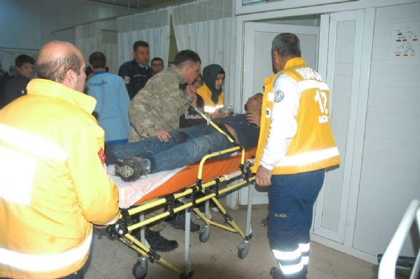 Askeri araç şarampole yuvarlandı  - Resim: 2