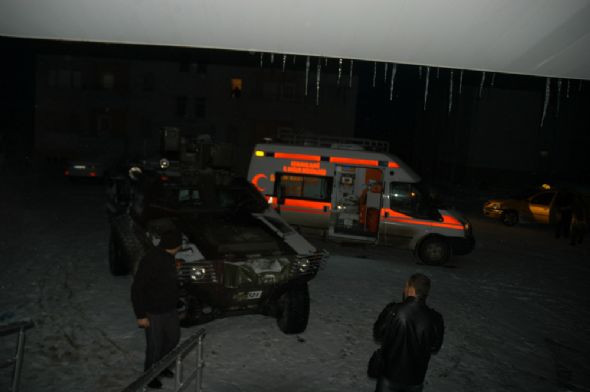 Askeri araç şarampole yuvarlandı  - Resim: 3