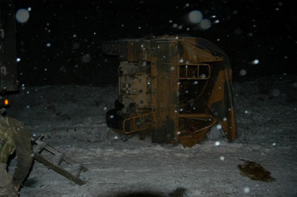 Askeri araç şarampole yuvarlandı  - Resim: 4