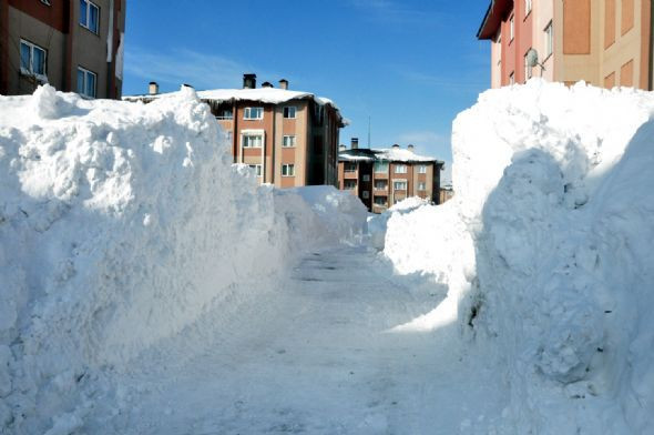 Elektrik direği üzerinde ayakkabılarını bağladı  - Resim: 3