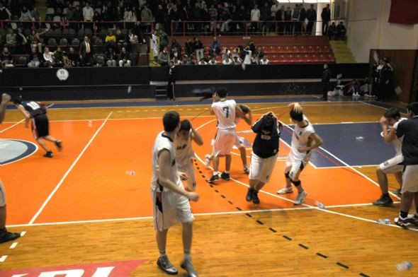 Maç bitti, salon fena karıştı - Resim: 1