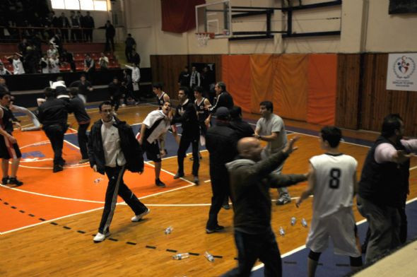 Maç bitti, salon fena karıştı - Resim: 2