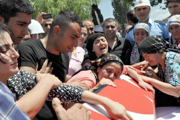 Kars şehitine böyle veda etti - Resim: 3