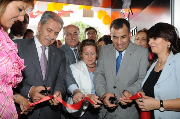 Arınç küçük muhabiri öpücüklere boğdu - Resim: 1