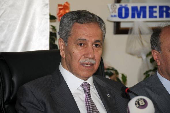 Arınç küçük muhabiri öpücüklere boğdu - Resim: 2