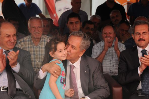 Arınç küçük muhabiri öpücüklere boğdu - Resim: 3