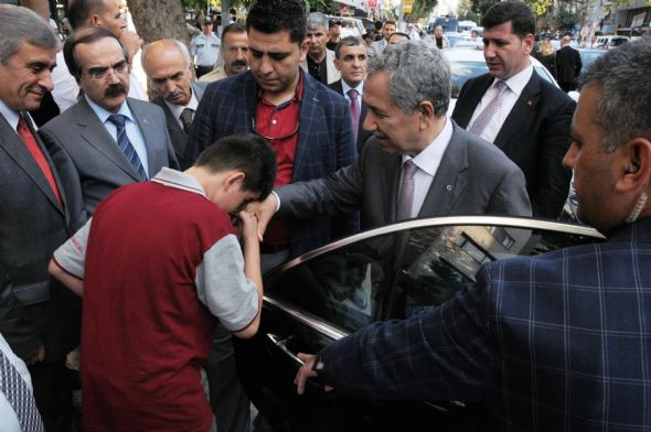 Arınç küçük muhabiri öpücüklere boğdu - Resim: 4