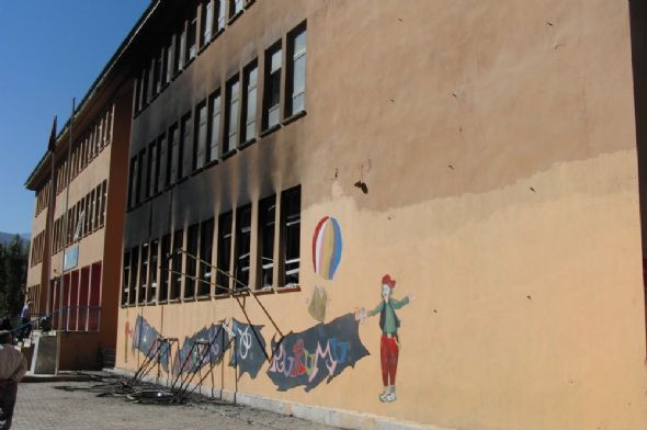 Teröristler Şemdinli'de okul yaktı! - Resim: 4
