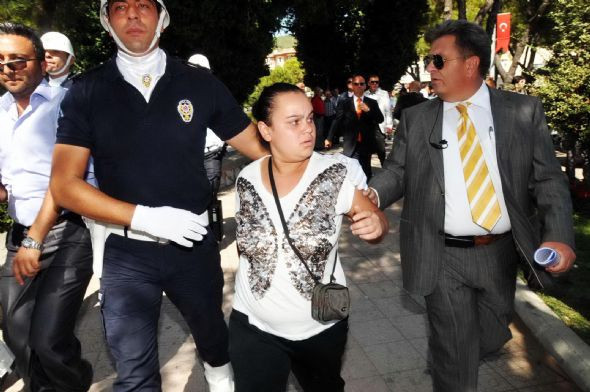 Arınç'a protestocu şoku! - Resim: 1