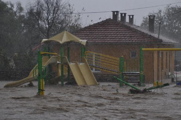 Saray sele teslim oldu! - Resim: 1