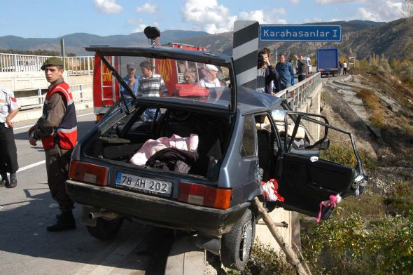 Korkuluklar otomobile ok gibi saplandı - Resim: 3