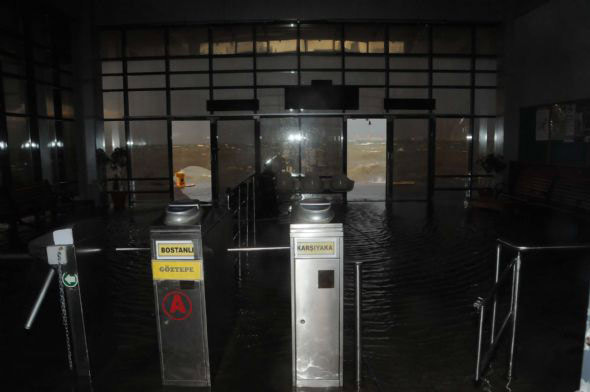 İzmir sular altında kaldı - Resim: 2