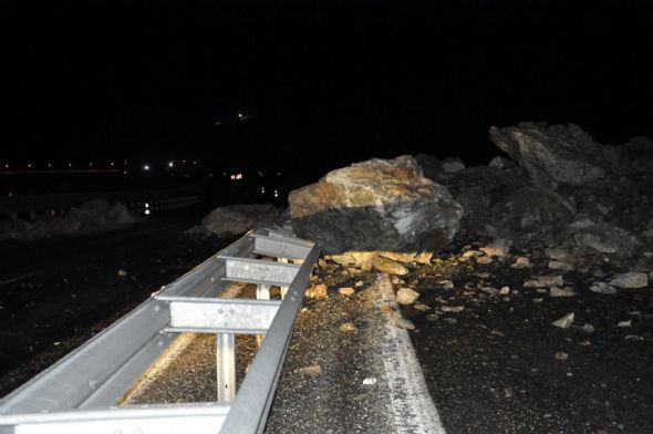 Yola düşen kayalar faciaya sebep oluyordu - Resim: 2