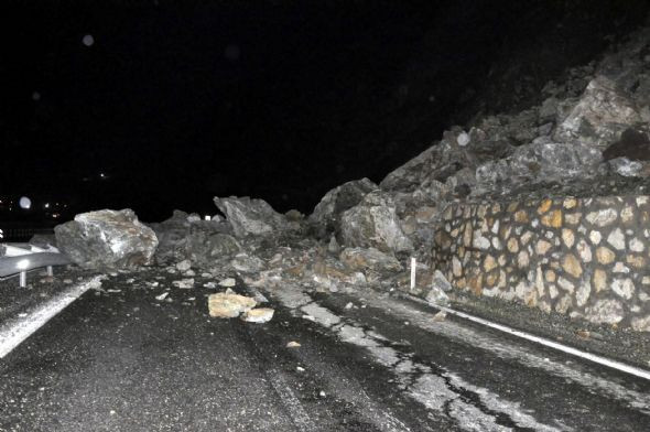 Yola düşen kayalar faciaya sebep oluyordu - Resim: 3
