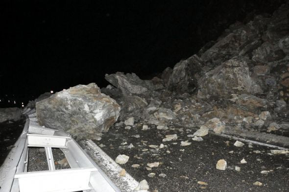 Yola düşen kayalar faciaya sebep oluyordu - Resim: 4