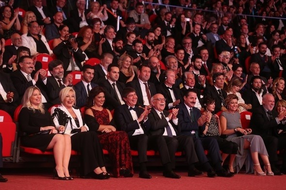 Kıyafeti ile tüm yıldızları geride bıraktı - Resim: 3