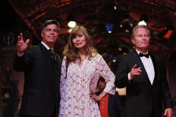 Kıyafeti ile tüm yıldızları geride bıraktı - Resim: 4