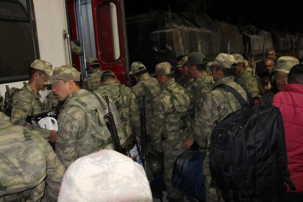 Sınırda haraketli anlar askerler gece yarısı yola çıktı - Resim: 4