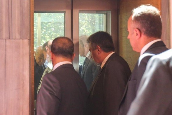 Devlet Bahçeli'nin zor anları! Tam 5 dakika boyunca uğraştılar - Resim: 1