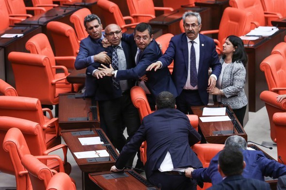 Meclis Genel Kurulu'nda  yumruklar konuştu - Resim: 1