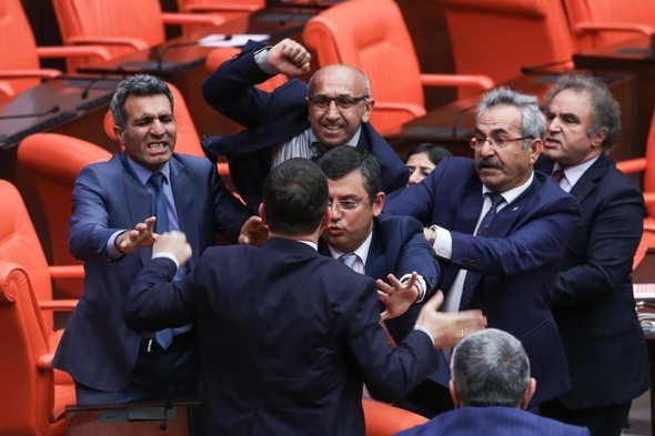 Meclis Genel Kurulu'nda  yumruklar konuştu - Resim: 2