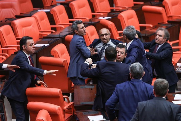 Meclis Genel Kurulu'nda  yumruklar konuştu - Resim: 3