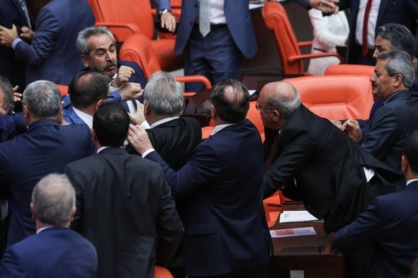 Meclis Genel Kurulu'nda  yumruklar konuştu - Resim: 4