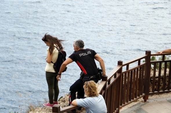 Polis memuru genç kadını böyle kurtardı! - Resim: 4