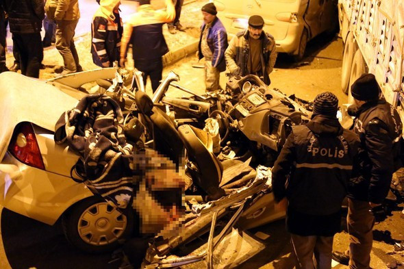 Bayburt'ta korkunç kaza araba demir yığınına döndü! - Resim: 2