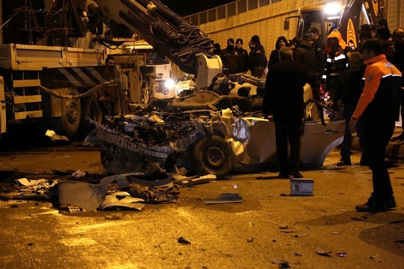 Bayburt'ta korkunç kaza araba demir yığınına döndü! - Resim: 4