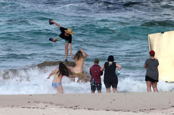 Ünlü modelin zor anları! Çıplak poz verirken denize düştü - Resim: 1
